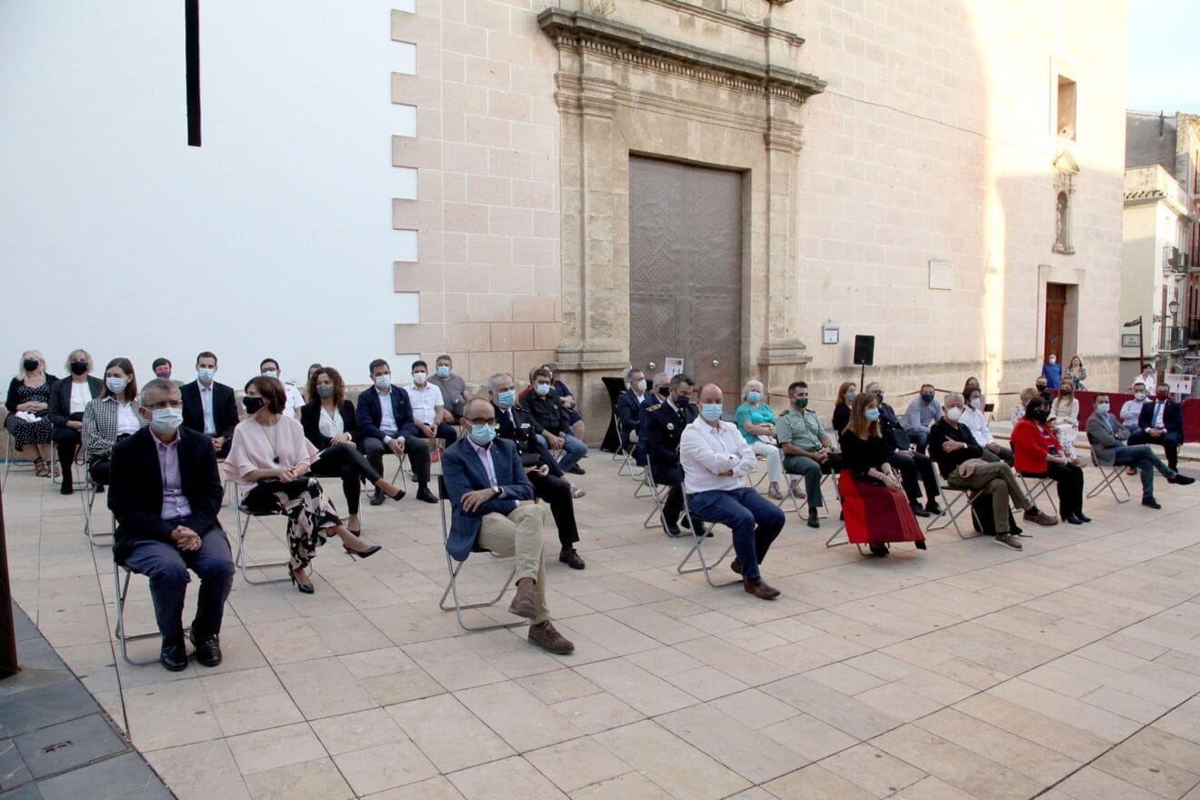 Representantes de diferentes colectivos durante el homenaje del 9 d'Octubre | Tino Calvo