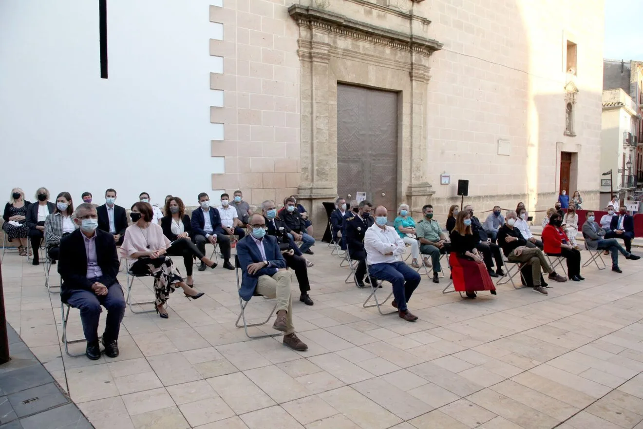 Representantes de diferentes colectivos durante el homenaje del 9 d'Octubre | Tino Calvo