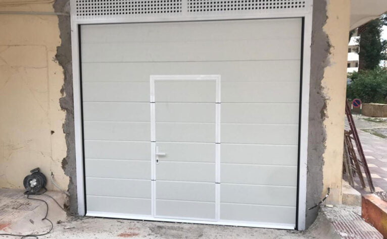Resultado de la instalación de una puerta seccional en un garaje en Dénia - Alucardona PVC y Aluminios S.L.
