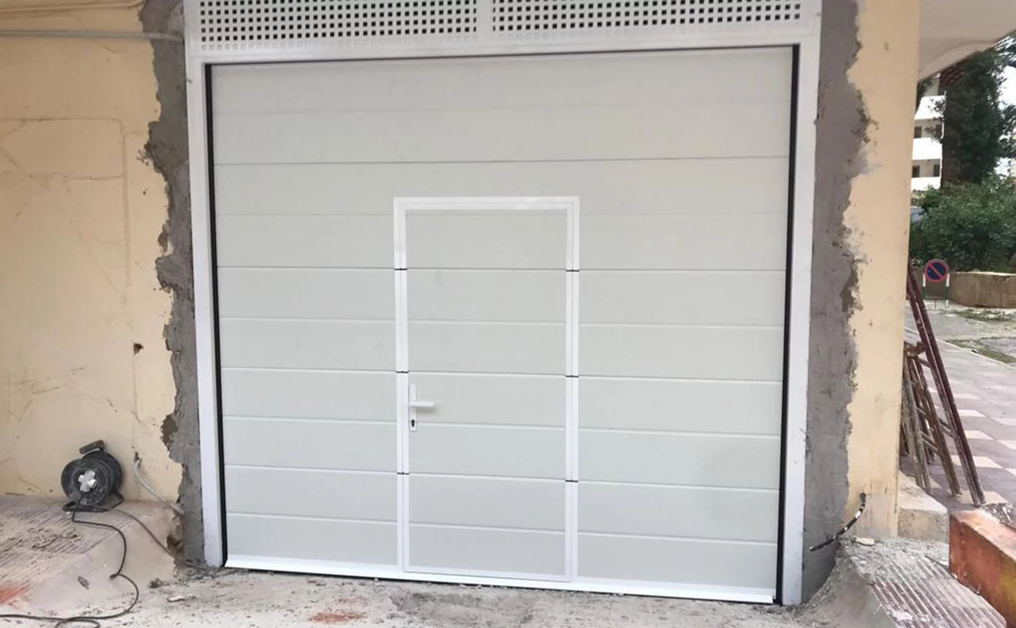 Resultado de la instalación de una puerta seccional en un garaje en Dénia – Alucardona PVC y Aluminios S.L.