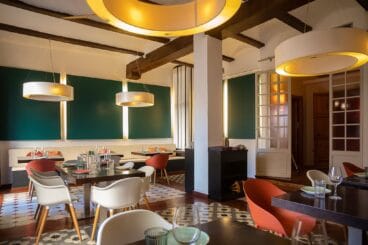 Salón con mesas – La Chula de Cavallers