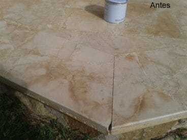 Suelo exterior dañado por el agua, antes del tratamiento – Pulidos Brillonet