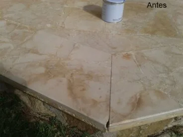Suelo exterior dañado por el agua, antes del tratamiento – Pulidos Brillonet