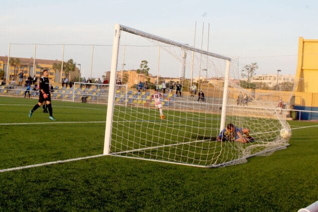 Imagen: Tanto del CD Jávea a la portería del CD Dénia | Tino Calvo