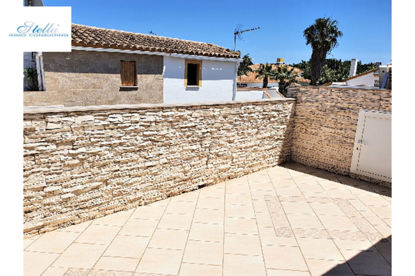 Terraza en la planta alta de una casa en venta en Vergel - Stella Inmo Consulting