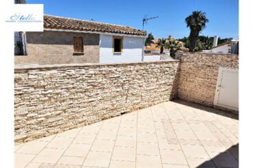 Terraza en la planta alta de una casa en venta en Vergel – Stella Inmo Consulting