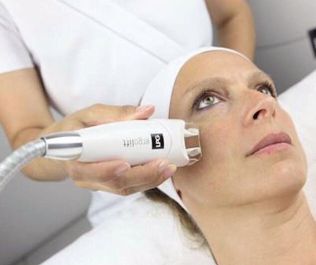 Image: Facial treatment with the LPG Endermologie machine at Center Fisiobioestètic