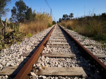 Vía en desuso en su paso por Dénia