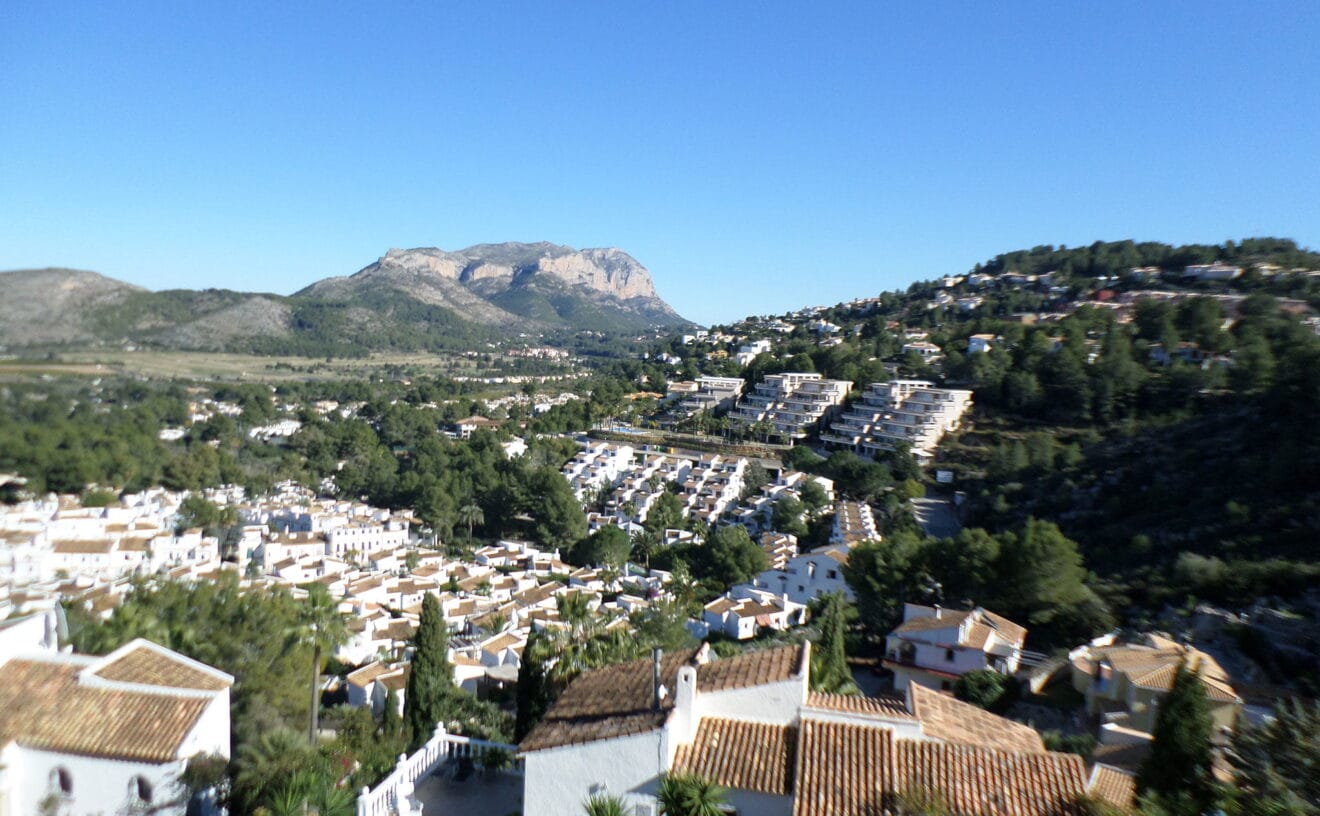Vista del Montgó desde una villa en venta junto al campo de golf La Sella - Promociones Denia S.L.
