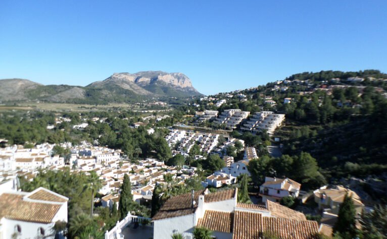 Vista del Montgó desde una villa en venta junto al campo de golf La Sella - Promociones Denia S.L.