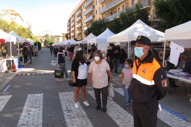 voluntario de proteccion civil en la fira de les associacions de 2020 tino calvo
