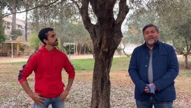 Imagen: Agustí Espí junto a Rafa Carrió explicando las propuestas de Compromís
