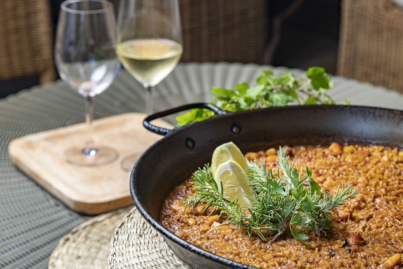 Saborear un arroz a banda en Dénia con un vino blanco