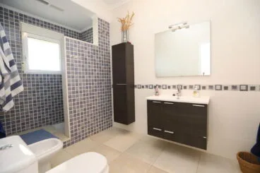 Baño de una villa con vistas impresionantes en La Sella – Promociones Denia, S.L.
