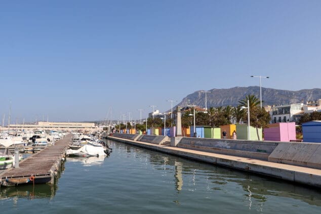 Imagen: Casetas de venta en el puerto de Dénia