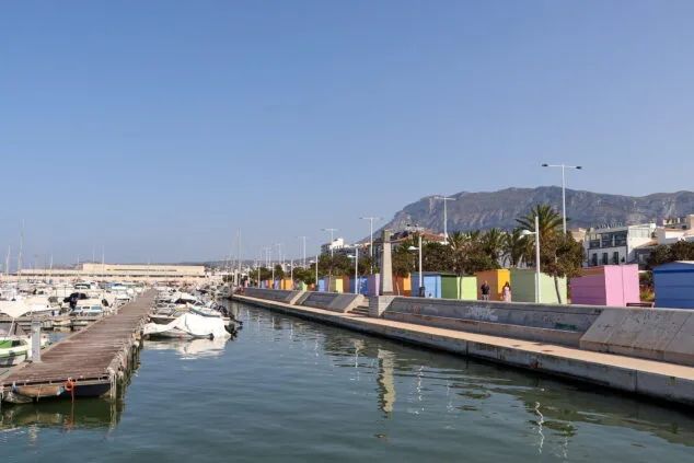 Dénia se enfrenta a un brote de coronavirus de origen social con hasta 7 contagios hasta el momento 1 Imagen: Casetas de venta en el puerto de Dénia