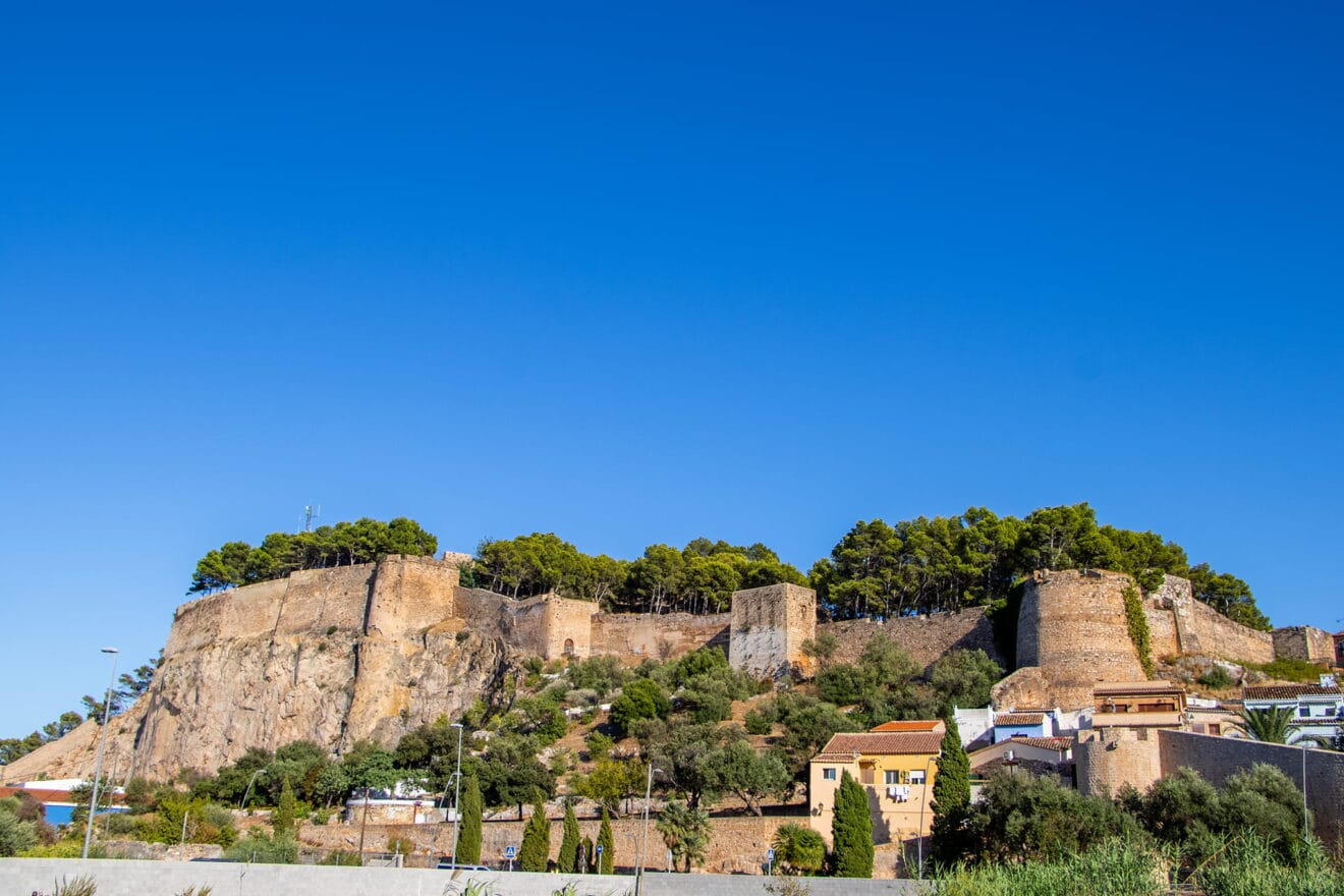 Castillo de Dénia visto desde la avenida Miguel Hernández