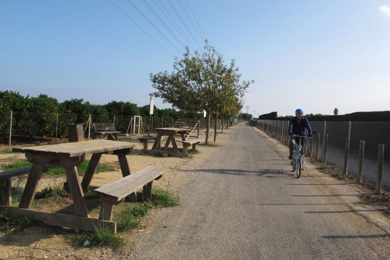 Ciclista por la Vía Verde de Dénia