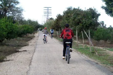 Ciclistas por la Vía Verde de Dénia