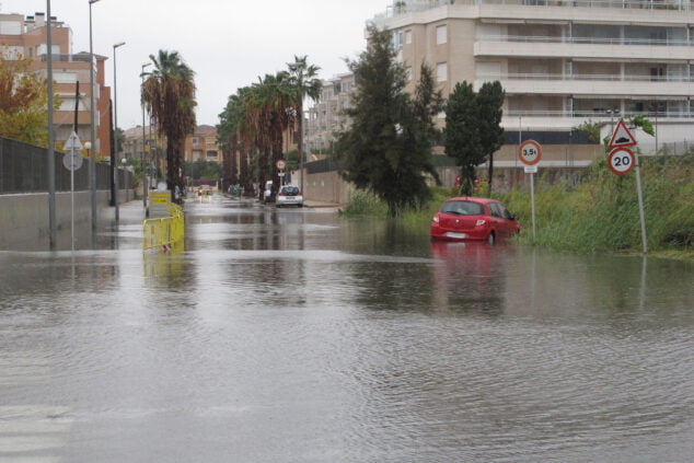 Imatge: Cotxe fora de la calçada, inundada per les fortes pluges