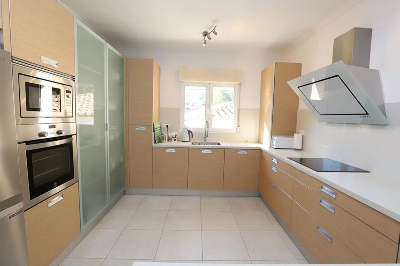 Cocina de una villa con vistas impresionantes en La Sella - Promociones Denia, S.L.