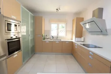 Cocina de una villa con vistas impresionantes en La Sella – Promociones Denia, S.L.