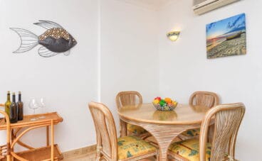 Comedor de un apartamento de vacaciones para cuatro personas en Moraira – Aguila Rent a Villa
