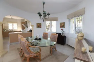 Comedor de una villa con vistas impresionantes en La Sella – Promociones Denia, S.L.