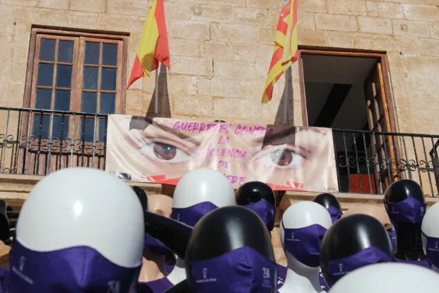 Dénia saca un ejército de maniquíes para guerrear la violencia machista 2 Imagen: Dénia prepara la celebración del Día Internacional contra la Violencia de Género