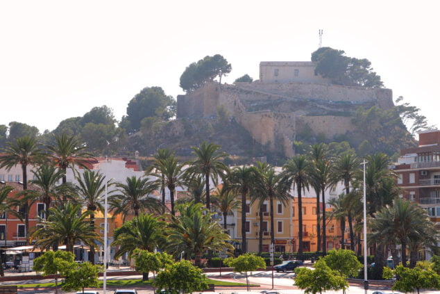 Imagen: El castillo de Dénia desde la explanada Cervantes