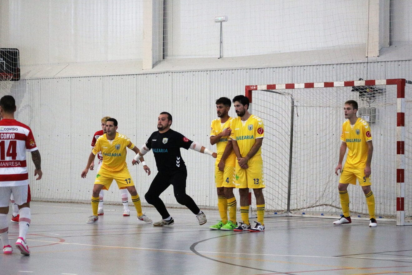 El CFS Mar Dénia defendiendo su portería en una falta