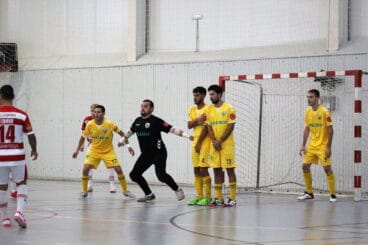 el cfs mar denia defendiendo su porteria en una falta