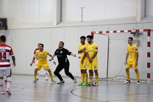 Imagen: El CFS Mar Dénia defendiendo su portería en una falta