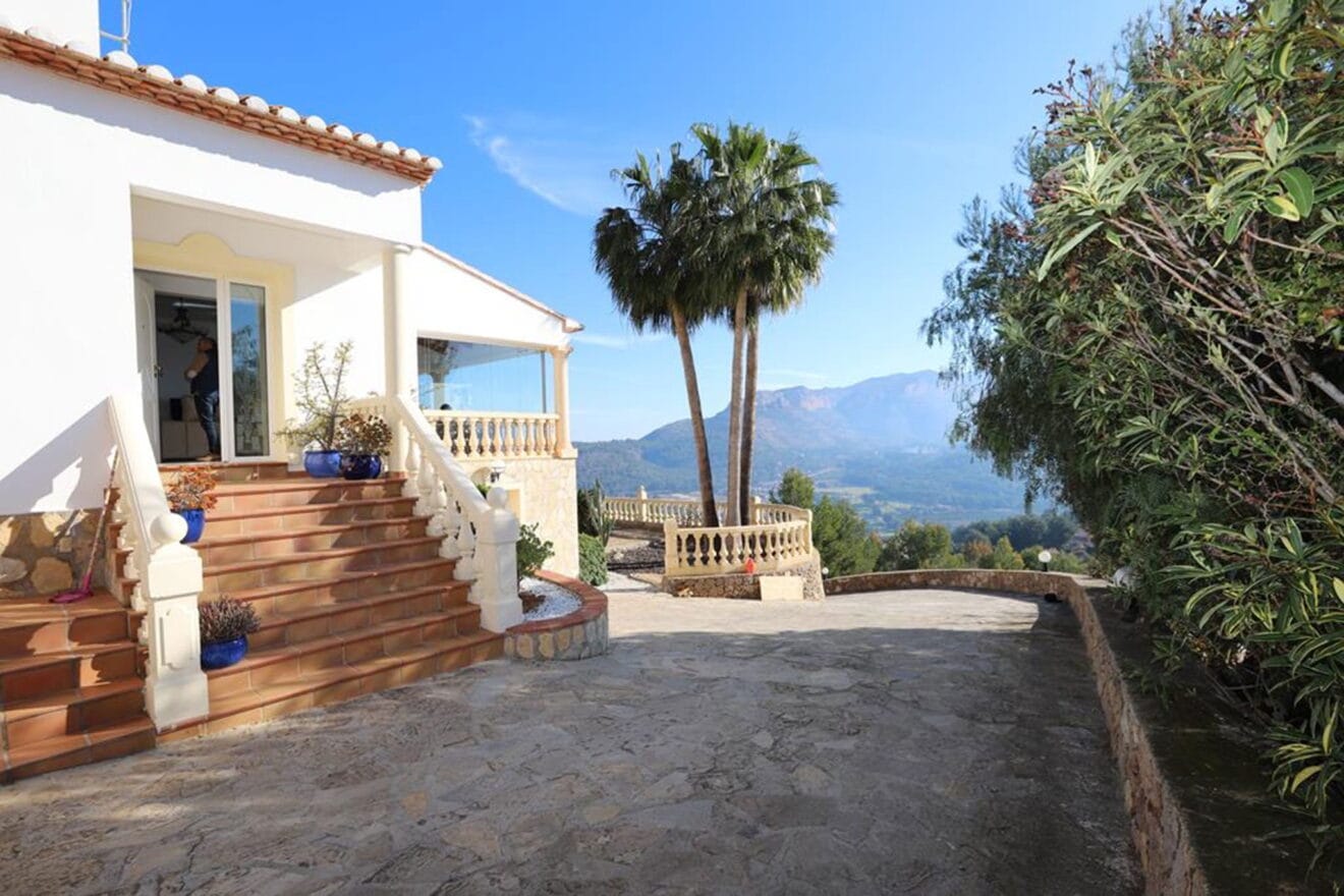 Exterior de una villa con vistas impresionantes en La Sella - Promociones Denia, S.L.
