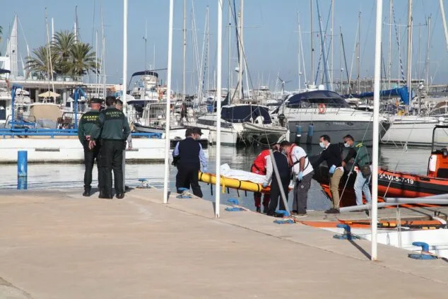 Fallece un hombre al caer de una embarcación pesquera en Dénia 1 Imagen: Extracción del cuerpo en el Club Náutivo | Tino Calvo