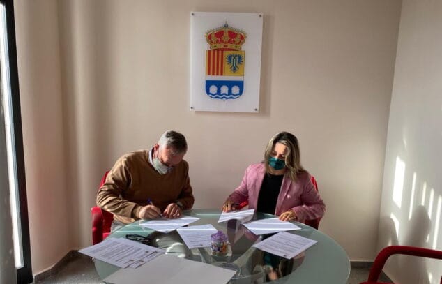 Imagen: Firma del convenio entre UNED y el Ayuntamiento de Beniarbeig