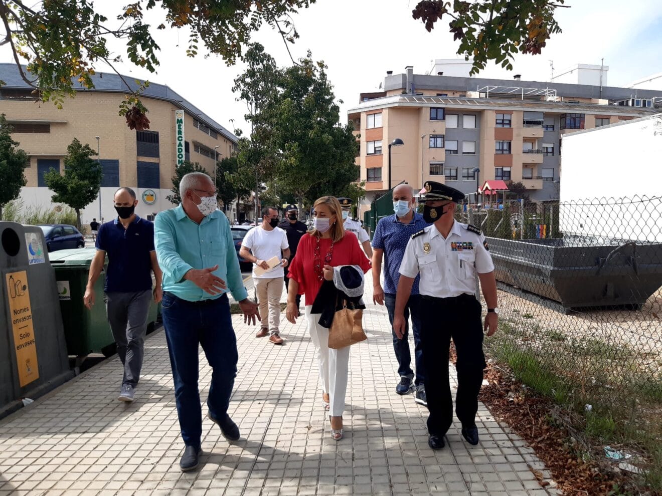 Grimalt junto a Araceli Poblador en el párking público de Miguel Hernández