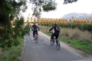 Grupo de ciclistas por la Via Verda de Dénia