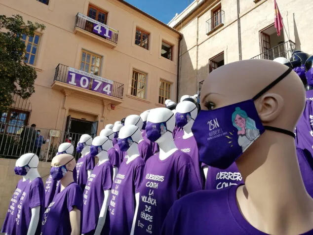 Dénia saca un ejército de maniquíes para guerrear la violencia machista 3 Imagen: Guerreras frente al contador de víctimas de la violencia machista en Dénia