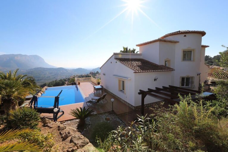 Imagen exterior de una villa con vistas impresionantes en La Sella - Promociones Denia, S.L.