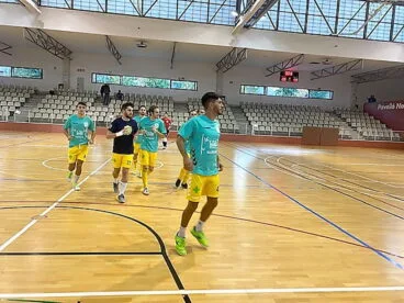 jugadores del cfs mar denia en la pista