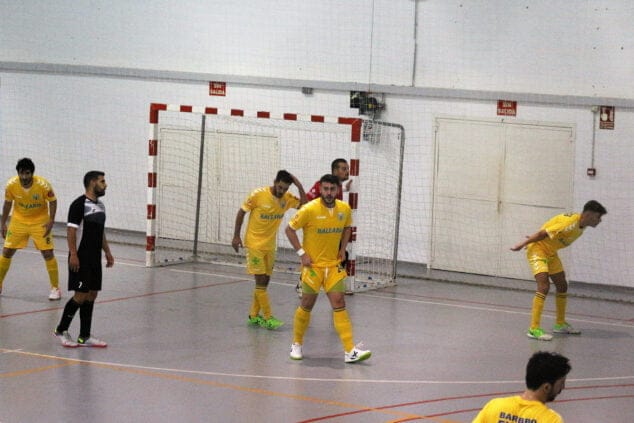 Imagen: Jugadores del Mar Dénia en la pista