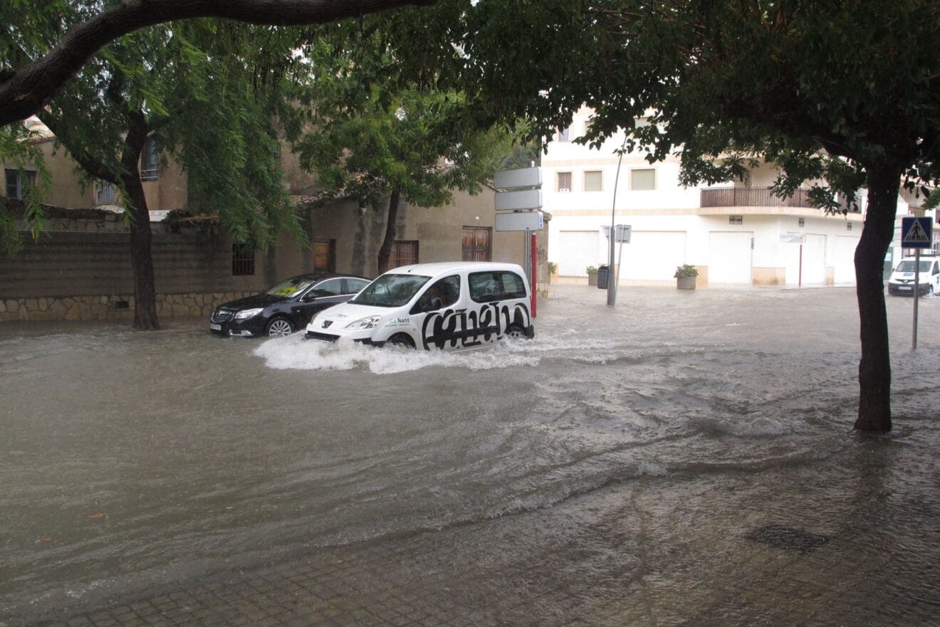 La avenida Miguel Hernández durante las lluvias del 4 de noviembre | Tino Calvo