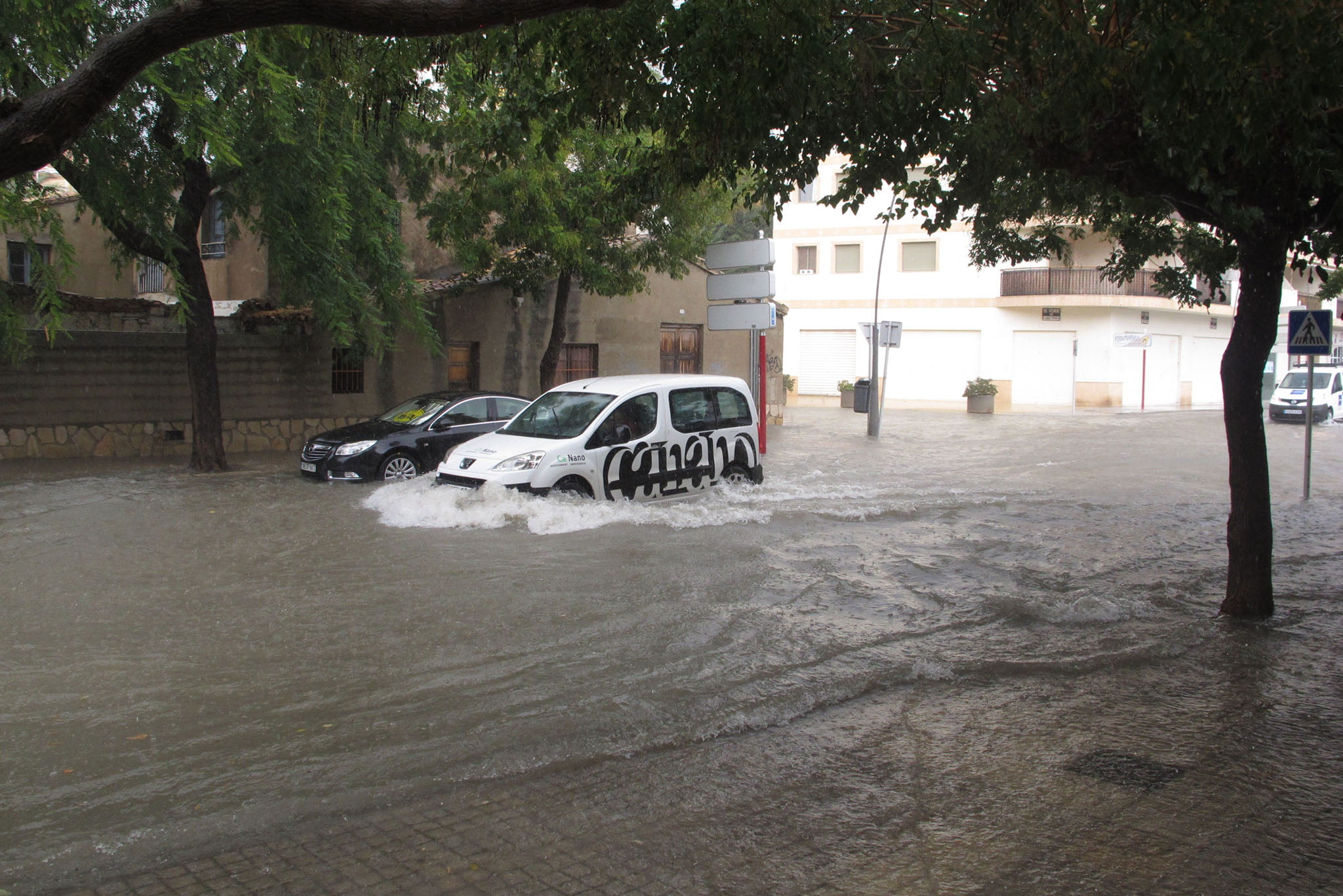La fuerte lluvia anega la avenida Miguel Hernández | Tino Calvo