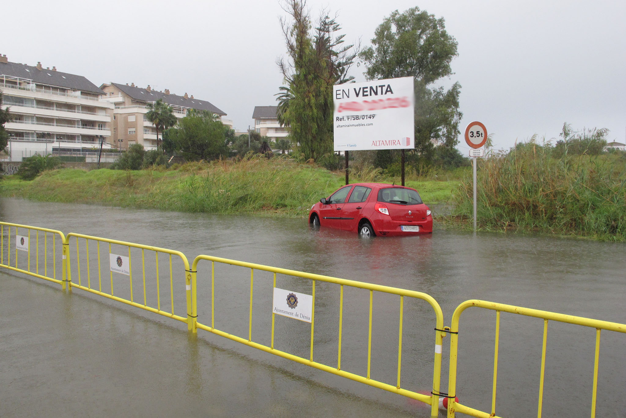 La fuerte lluvia inunda Dénia | Tino Calvo 01