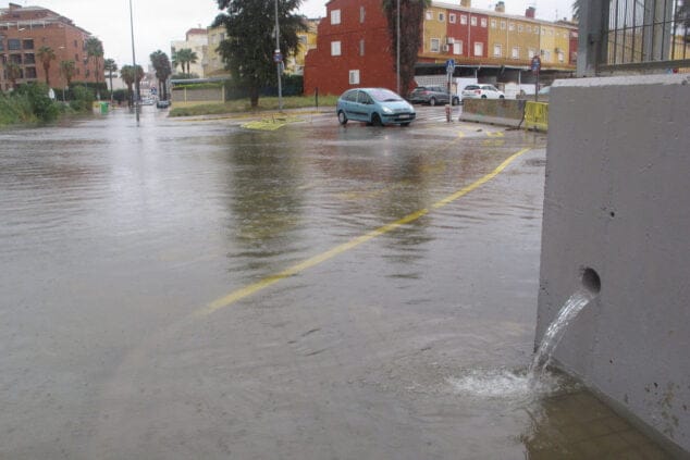 Dénia amanece con los primeros cortes de tráfico por la lluvia 13 la fuerte lluvia inunda denia tino calvo 03