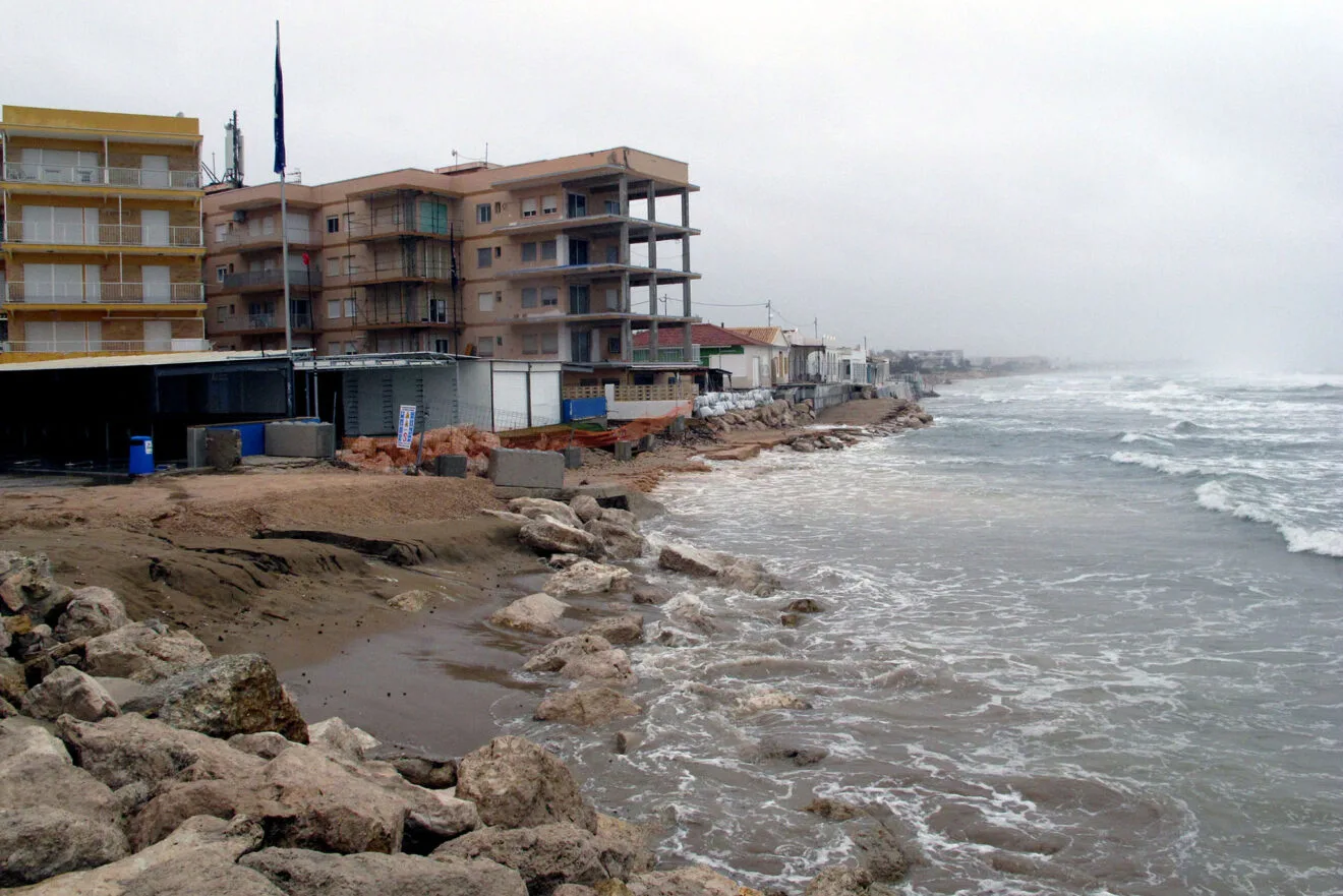 Les Deveses frente al temporal de mar | Tino Calvo