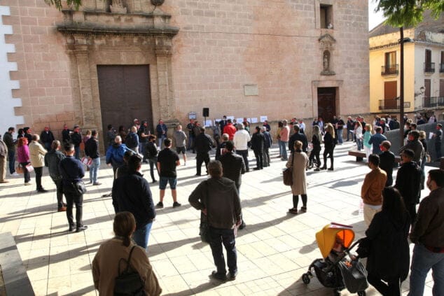 manifestacion de aehtma frente al ayuntamiento tino calvo 04