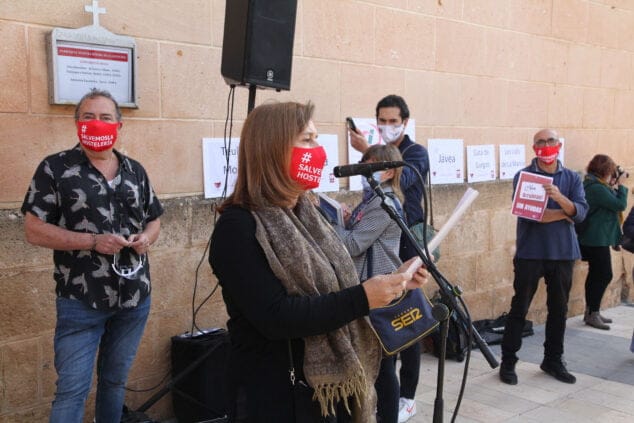 manifestacion de aehtma frente al ayuntamiento tino calvo 06