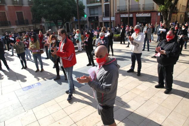 manifestacion de aehtma frente al ayuntamiento tino calvo 11